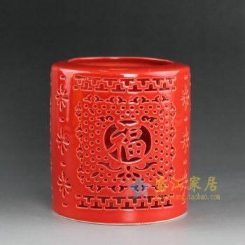 RYXH11-C 8740颜色釉红色红地镂空福字纹笔筒 文具 尺寸：高 11.6厘米 口径 10.6厘米 肚径 10.6厘米