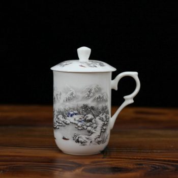 CBDI48-B手绘粉彩雪景图骨瓷茶杯 带盖泡茶杯老板杯办公杯 尺寸： 口径 7.7厘米 盖径 8.6厘米 高 13.8厘米 容量 350毫升