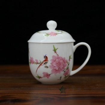 CBDI47-C手绘粉彩水点桃花骨瓷茶杯 带盖泡茶杯 老板杯 办公杯 尺寸：口径 9.2厘米 盖径 10厘米 高 12.8厘米 容量 350毫升