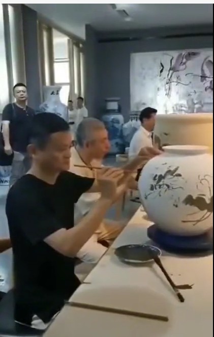 马云在景德镇即兴创作青花陶瓷作品