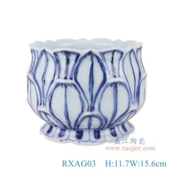 RXAG03   青花雕刻莲花钵，     高11.7直径15.6口径底径12.5重量1KG