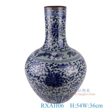 RXAH06   仿古开片青花缠枝莲天球瓶，    高54直径36口径19.5底径19.2重量12.55KG